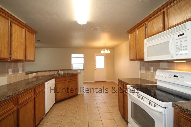 Building Photo - Spacious Duplex!