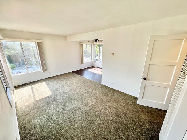 Building Photo - Granada Triplex