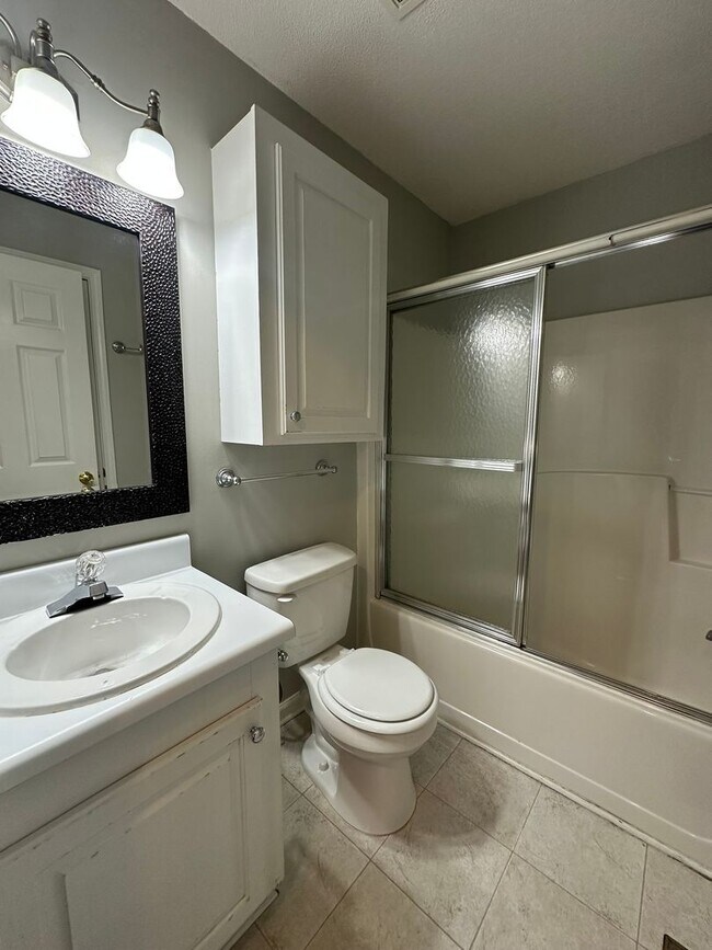 Building Photo - 2 bedroom/1.5 bath end unit townhome in gr...