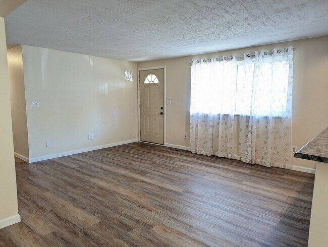Building Photo - Available NOW - 3 Bed, 1 Bath Spacious Ran...