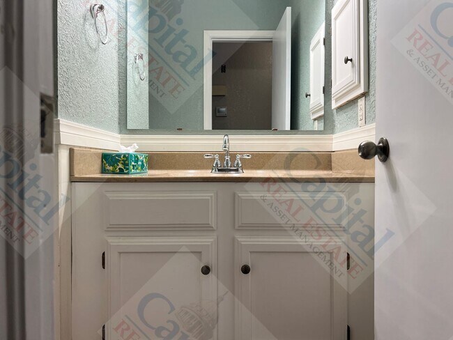 Building Photo - Charming 3 Bedroom