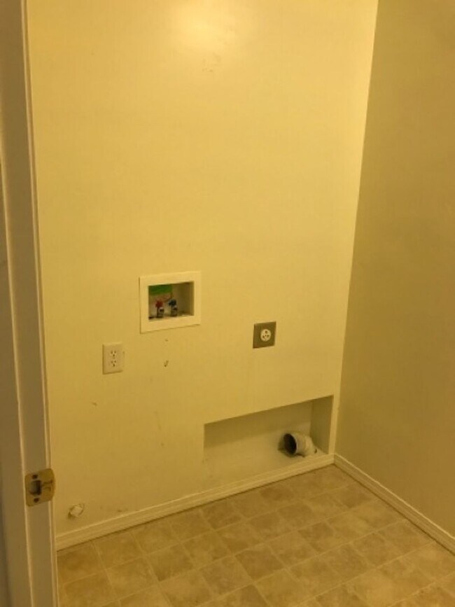 Building Photo - 555 Parkwood Dr