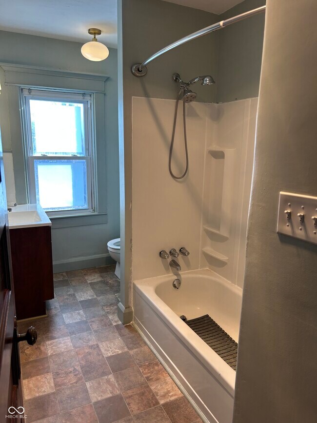 Building Photo - 963 Woodruff Pl W Dr