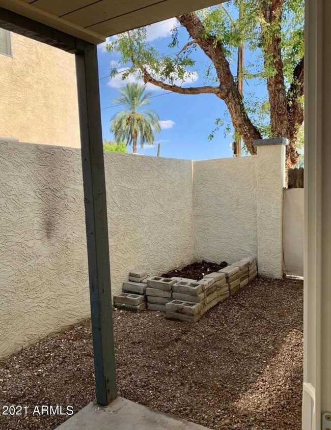 Building Photo - 1542 W Sahuaro Dr