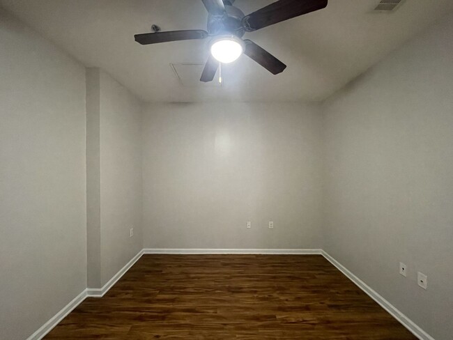 Building Photo - Poplar Pointe - One Bedroom Apartment in G...