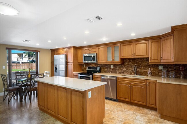 Building Photo - 822 NE 25th Ave