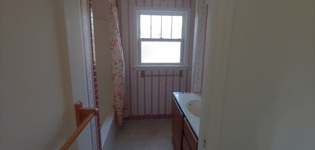 Building Photo - Charming 3 bedroom, 1.5 bathroom 1,448 sq....