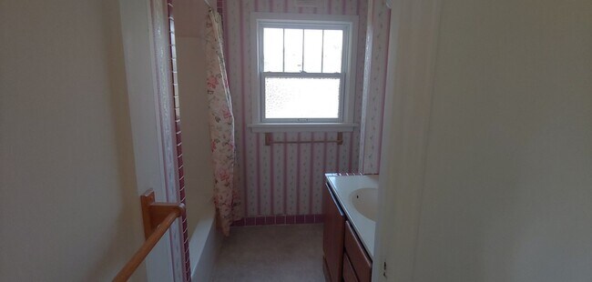 Building Photo - Charming 3 bedroom, 1.5 bathroom in North ...