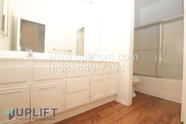 Building Photo - 4 Bed 2.5 Bath Townhouse in Oceanside AVAILABLE NOW!