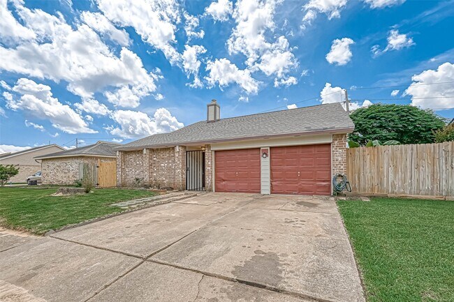 Building Photo - 16319 La Luna Dr