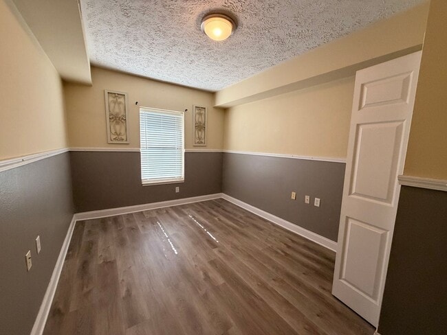 Building Photo - 5712 E Town Dr