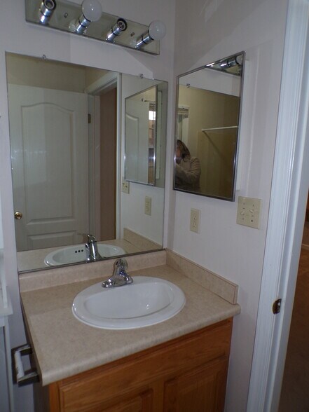 Building Photo - 302 Windsor Pl