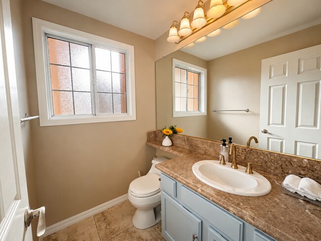 Building Photo - Furnished 4BR + Office | Putting Green Yard