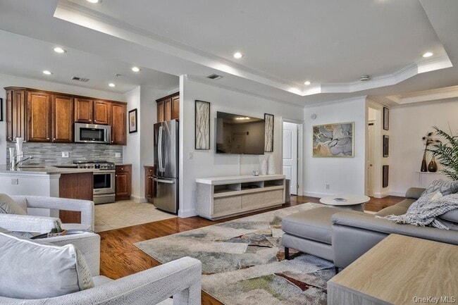 Building Photo - 323 Roosevelt Way