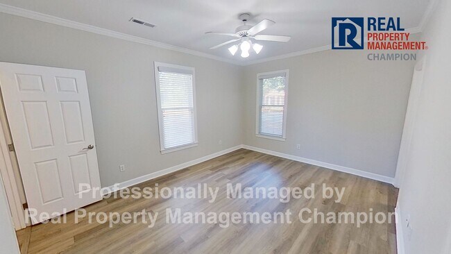 Building Photo - Fabulous End Unit Townhome with Three Master Bedrooms