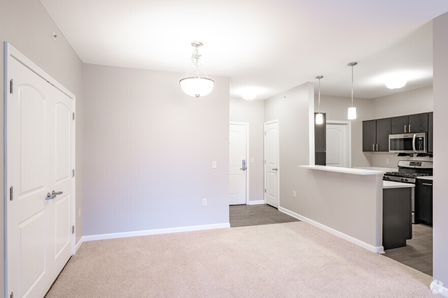 2BR, 2BA - 1076SF - Dining Area - Muir Lake