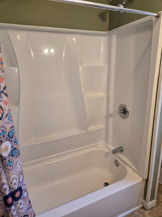 Building Photo - Charming 4-Bedroom Property in Prime Location