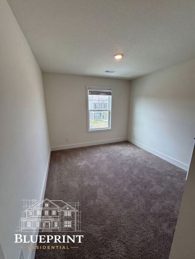 Building Photo - 2024 build, great neighborhood, stainless appliances, granite countertops!