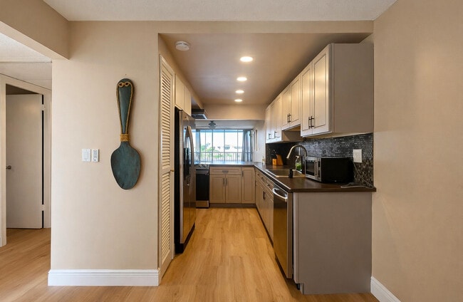 Building Photo - 6 Royal Palm Way