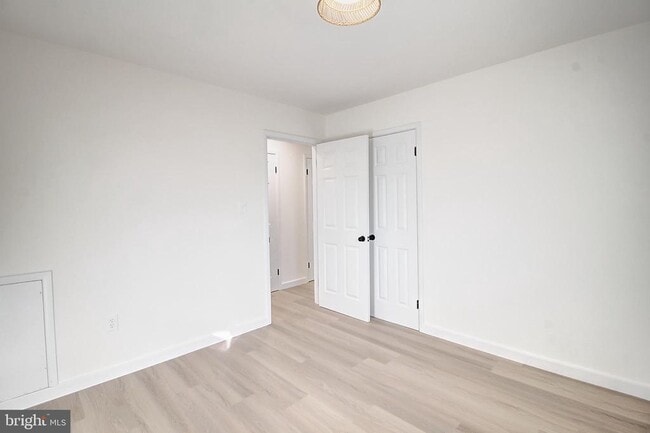 Building Photo - 915 Shawnee Dr