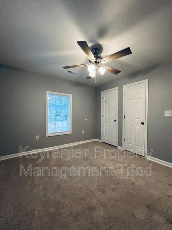 Building Photo - 1405 Leonard Ave