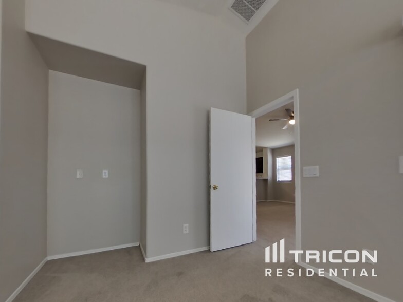 Building Photo - 10821 W Elm Ln