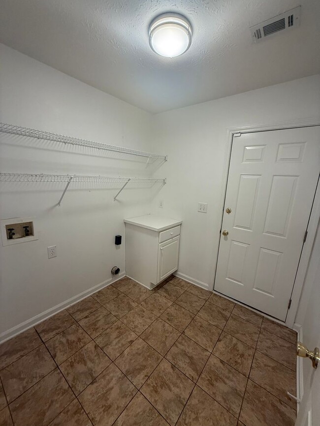 Building Photo - ** 3 Bed 2 Bath Located across from AUM **...