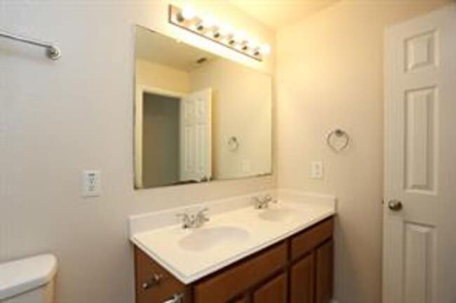 Building Photo - 422 New Hope Ln