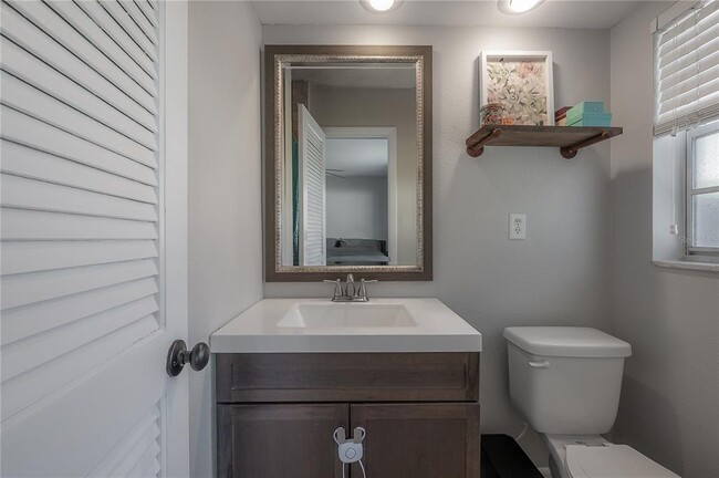 Building Photo - 2523 Lake Ellen Cir