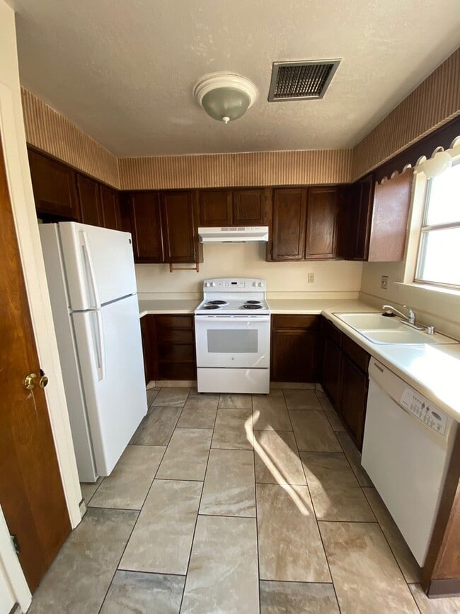 Building Photo - Cute 2 Bedroom/2 Bathroom Condo off Branson Ave.