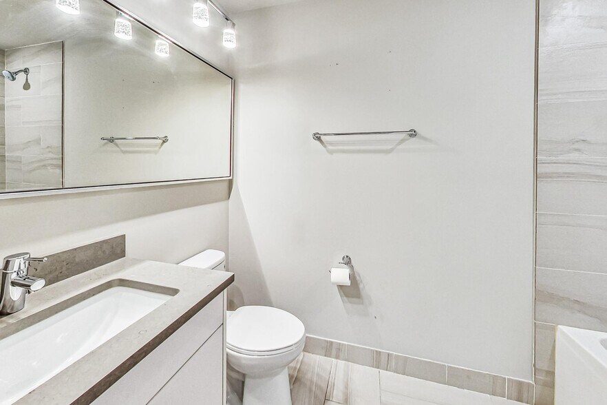 Building Photo - 1641 W Grand Ave