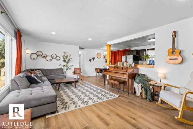 Building Photo - REMODELED! 3 Bed/2 Bath Home in Central Point
