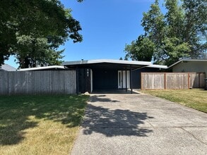 Building Photo - Beautifully updated 2 bedroom 1 bath duplex in a great neighborhood!