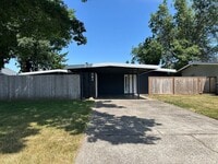 Building Photo - Beautifully updated 2 bedroom 1 bath duplex in a great neighborhood!