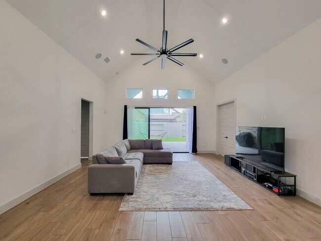 Building Photo - 5023 Golden Peach Rd