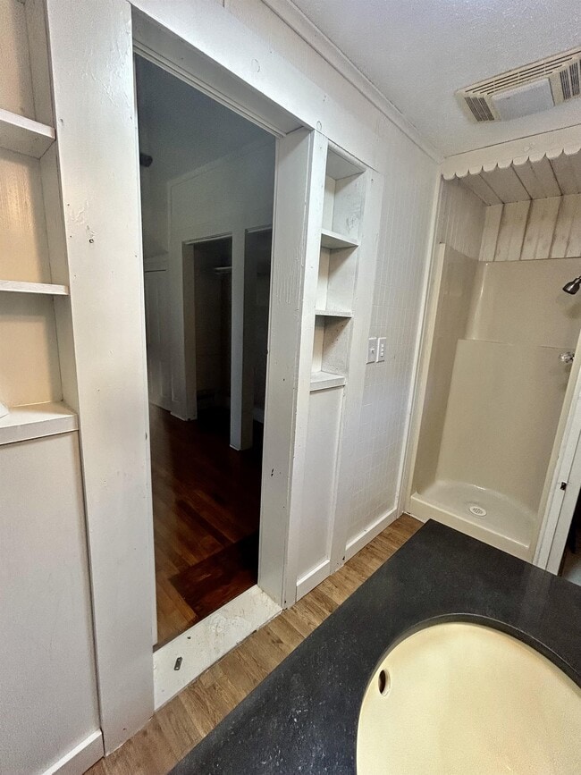 Building Photo - 1404 Callahan St