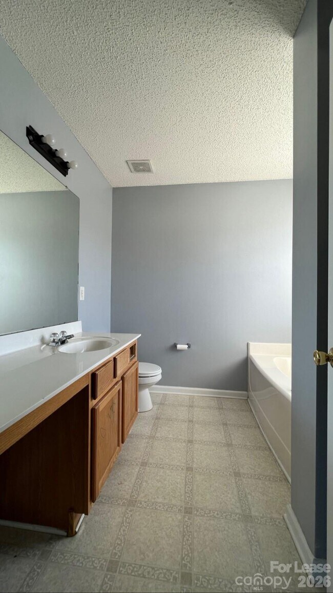 Building Photo - 4006 Shadow Pines Cir
