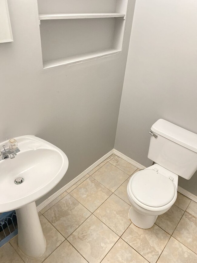 Building Photo - Updated 4 bed 2 bath house right in the heart of Benson.