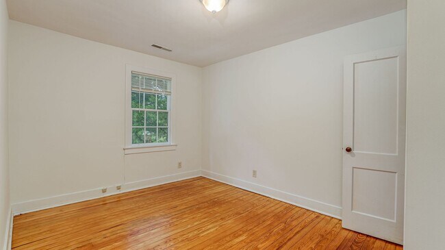 Building Photo - 3 Bedroom 1 Bath Townhouse in Wagener Terr...