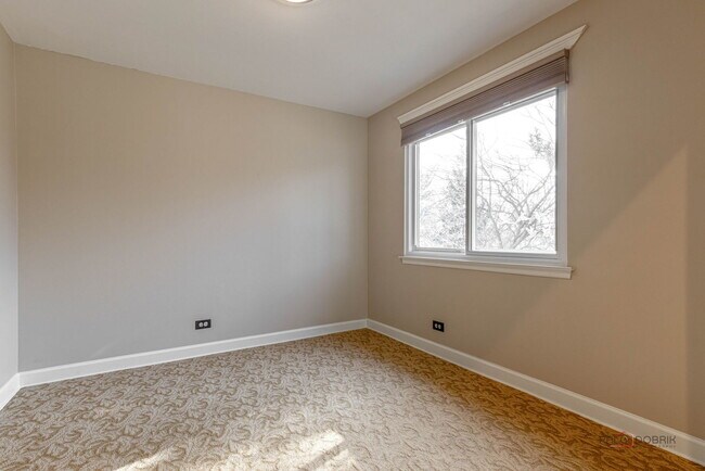 Building Photo - 203 Blossom Ct