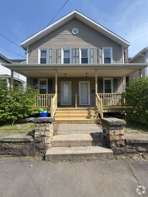 Building Photo - 327-329 S 10th St