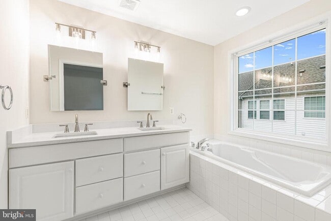 Building Photo - 5036 Greenhouse Terrace