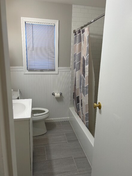 Building Photo - 422 Ringwood Ave