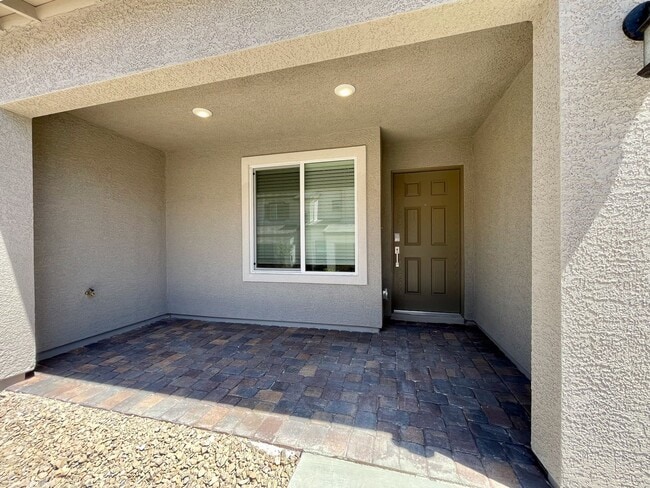 Building Photo - Gated 3 Bed, 2.5 Bath, 2 Car Garage Townho...