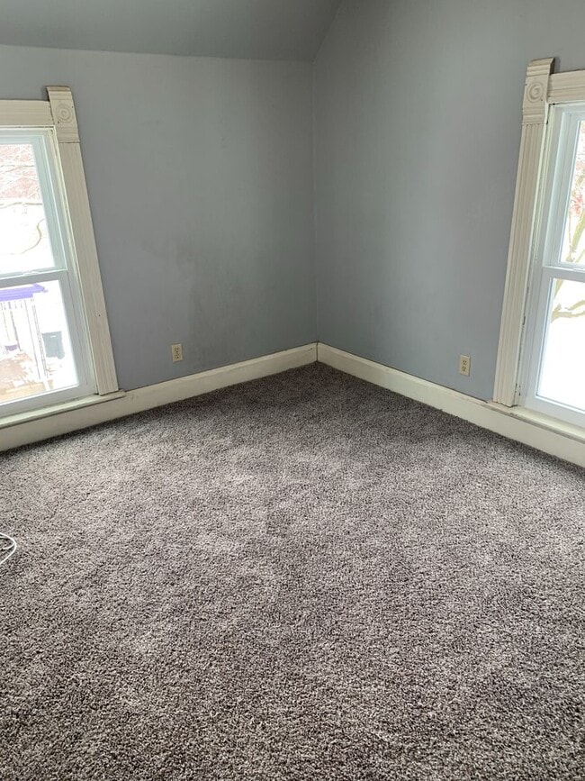 Building Photo - LARGE HOUSE IN CEDAR FALLS  fenced yard, deck, washer / dryer, central air,