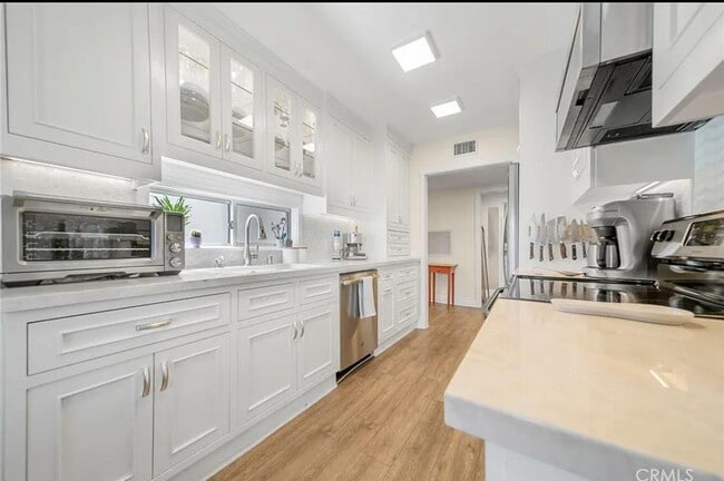 Building Photo - "Chic 1-Bed Encino Apartment with Modern A...