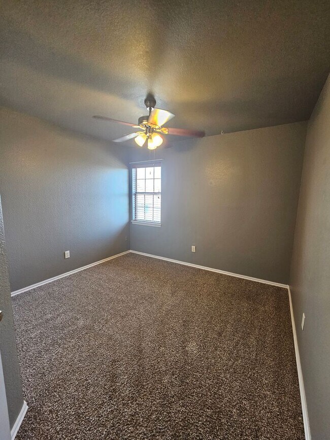 Building Photo - (4) Bed/(3) Bath in Moore with Storm Shelter! Avail NOW!!