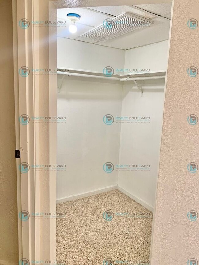 Building Photo - Chic Studio with Open Bedroom & Pool