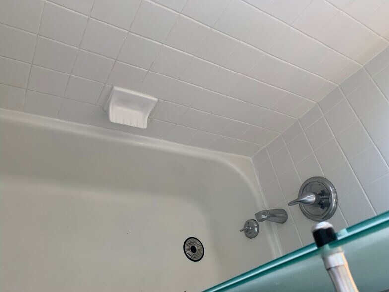 Tub - 618 S Farwell St