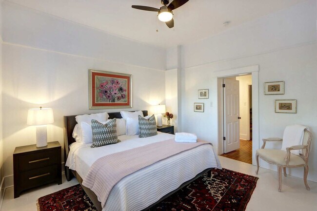 Building Photo - 306 E Victory Dr